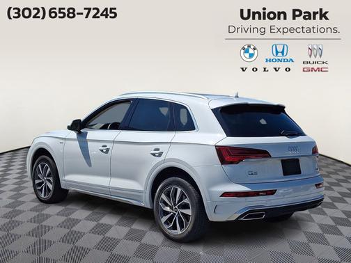 Glacier White Metallic 2023 Audi Q5 S line Premium Plus