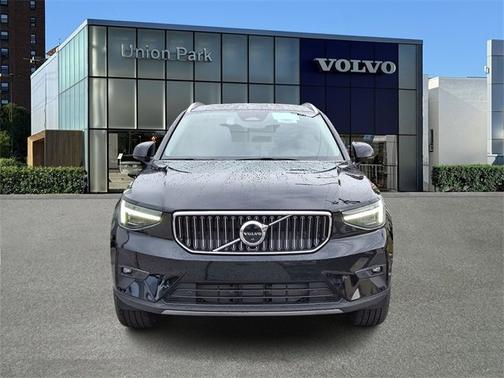 2025 Volvo XC40 Ultra Bright Theme