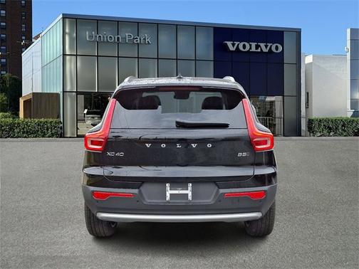 2025 Volvo XC40 Ultra Bright Theme