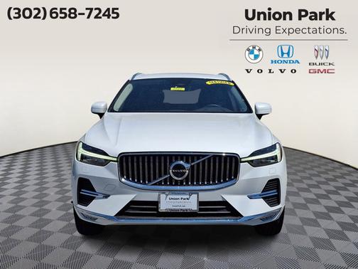 Crystal White Metallic 2023 Volvo XC60 Plus Bright Theme