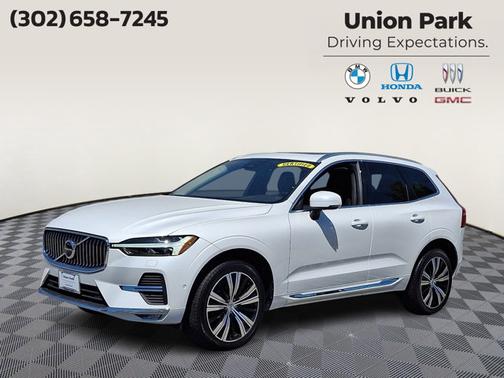 Crystal White Metallic 2023 Volvo XC60 Plus Bright Theme
