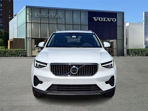 2025 Volvo XC40 Core Bright Theme