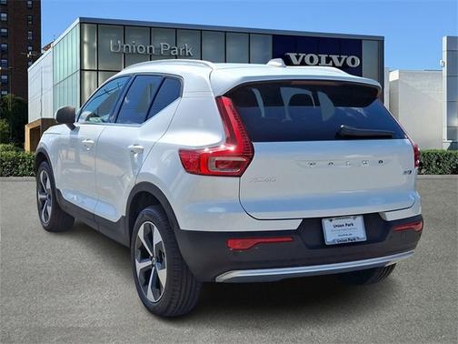 2025 Volvo XC40 Core Bright Theme