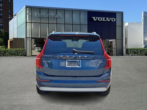 2022 Volvo XC90 Momentum