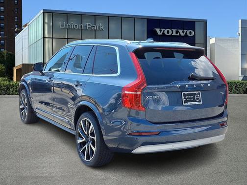 2022 Volvo XC90 Momentum