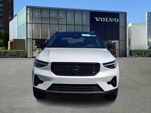 Crystal White 2026 Volvo XC40 Ultra Black Edition