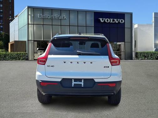 Crystal White 2026 Volvo XC40 Ultra Black Edition
