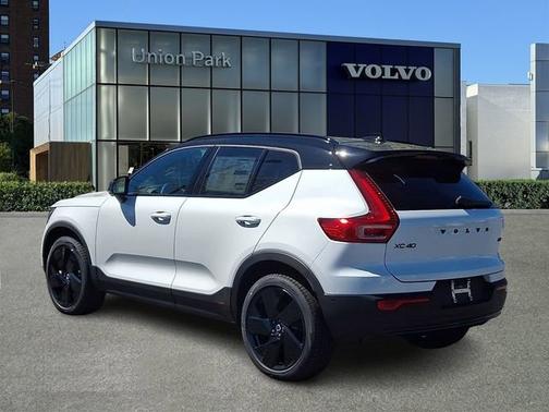 Crystal White 2026 Volvo XC40 Ultra Black Edition
