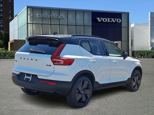 Crystal White 2026 Volvo XC40 Ultra Black Edition
