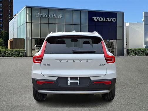 2025 Volvo XC40 Plus Bright Theme