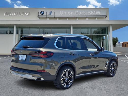 Manhattan Green Metallic 2025 BMW X5 xDrive40i