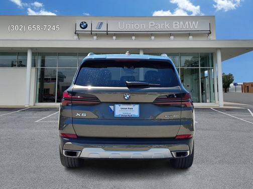 Manhattan Green Metallic 2025 BMW X5 xDrive40i