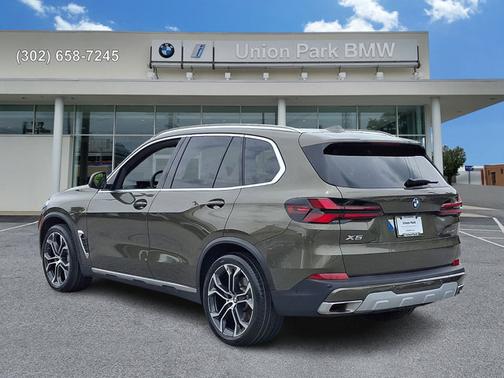 Manhattan Green Metallic 2025 BMW X5 xDrive40i