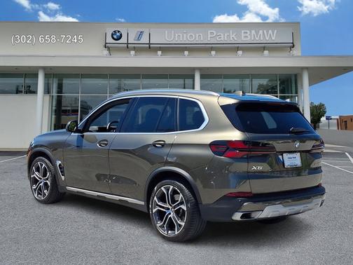 Manhattan Green Metallic 2025 BMW X5 xDrive40i