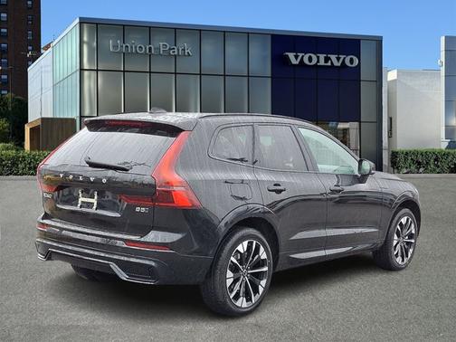 Onyx Black Metallic 2026 Volvo XC60 Plus