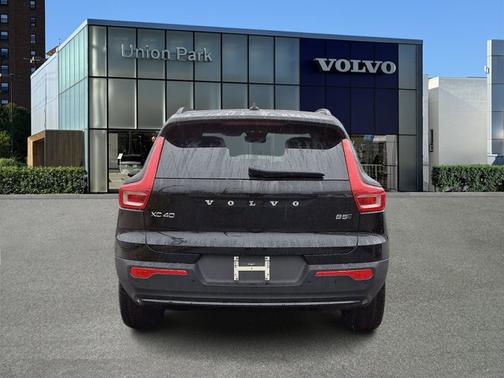 2026 Volvo XC40 Core