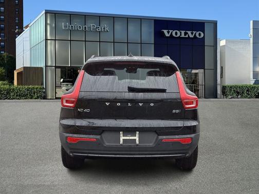 Onyx Black 2026 Volvo XC40 Core