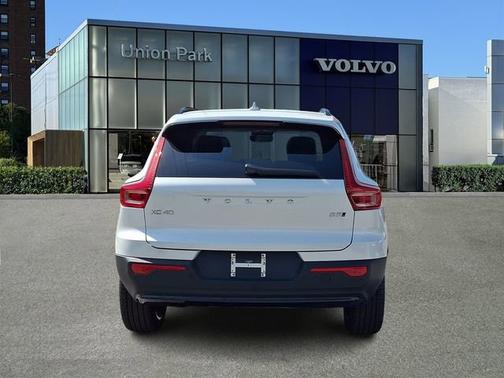 Crystal White 2026 Volvo XC40 Plus