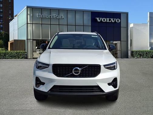 Crystal White 2026 Volvo XC40 Plus