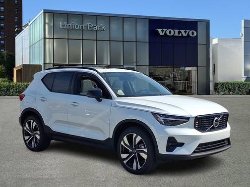 Crystal White 2026 Volvo XC40 Plus