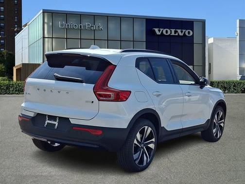 Crystal White 2026 Volvo XC40 Plus