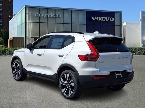 Crystal White 2026 Volvo XC40 Plus