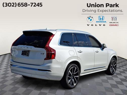 Crystal White Metallic 2023 Volvo XC90 Plus