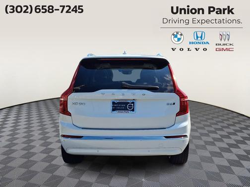 Crystal White Metallic 2023 Volvo XC90 Plus