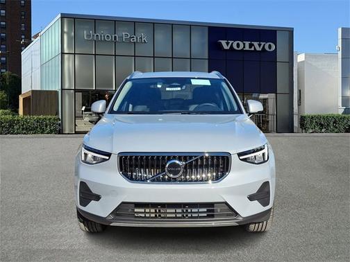 2025 Volvo XC40 Core Bright Theme