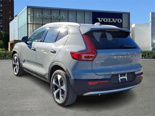 2025 Volvo XC40 Core Bright Theme