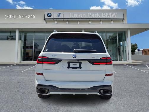 Alpine White 2027 BMW X7 xDrive40i