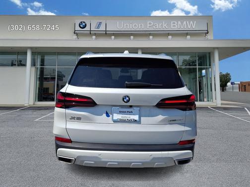 Mineral White Metallic 2025 BMW X5 xDrive40i