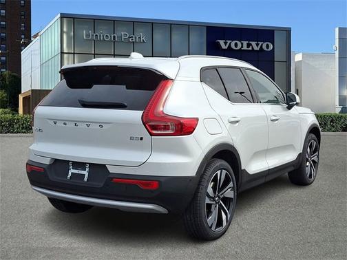 2025 Volvo XC40 Ultra Bright Theme