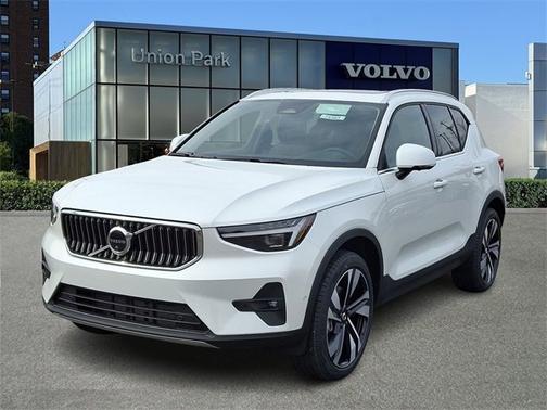 2025 Volvo XC40 Ultra Bright Theme