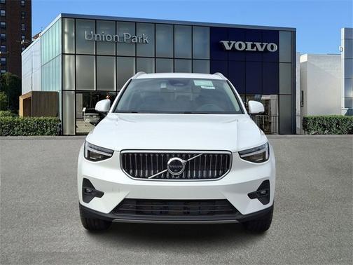 2025 Volvo XC40 Ultra Bright Theme