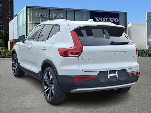2025 Volvo XC40 Ultra Bright Theme