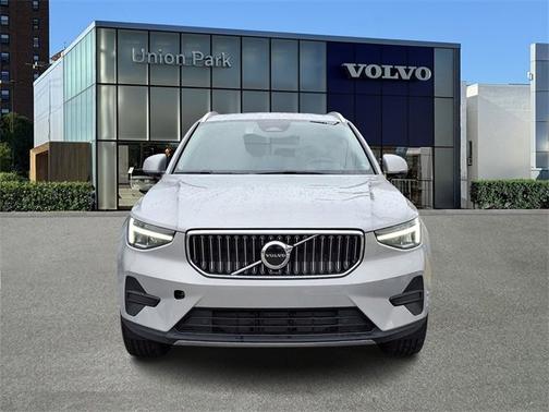 2025 Volvo XC40 Core Bright Theme