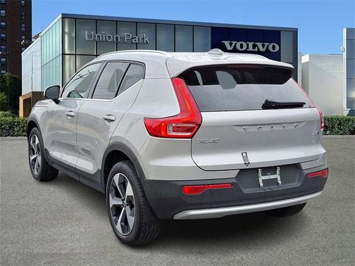 2025 Volvo XC40 Core Bright Theme
