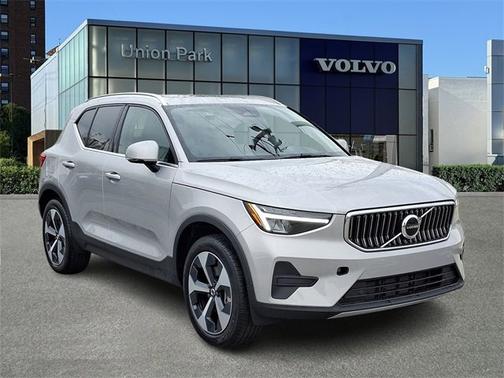 2025 Volvo XC40 Core Bright Theme