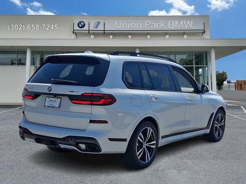 Mineral White Metallic 2026 BMW X7 xDrive40i