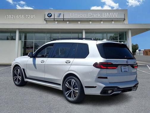 Mineral White Metallic 2026 BMW X7 xDrive40i