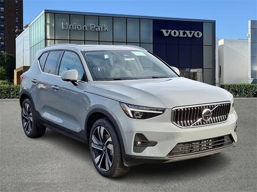 2025 Volvo XC40 Ultra Bright Theme