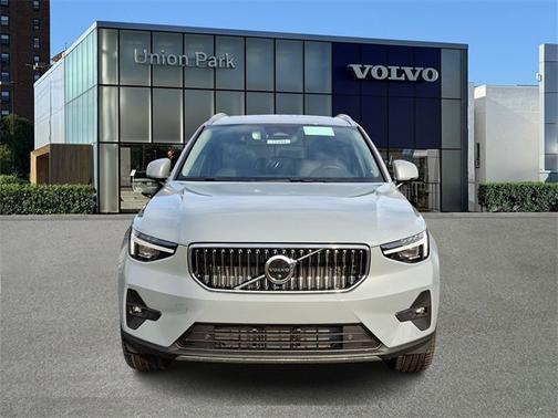2025 Volvo XC40 Ultra Bright Theme