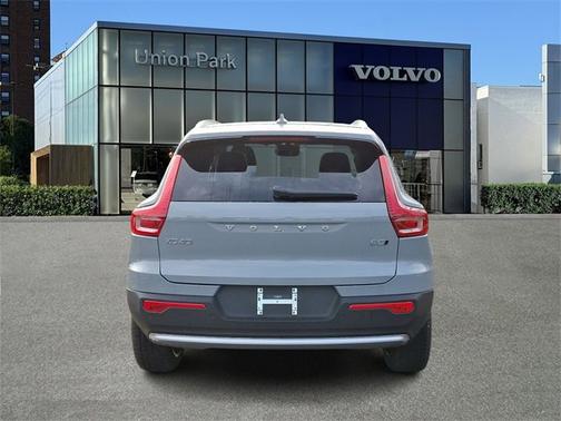 2025 Volvo XC40 Ultra Bright Theme