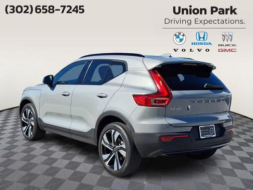 Vapor Grey Metallic 2024 Volvo XC40 Plus Dark Theme