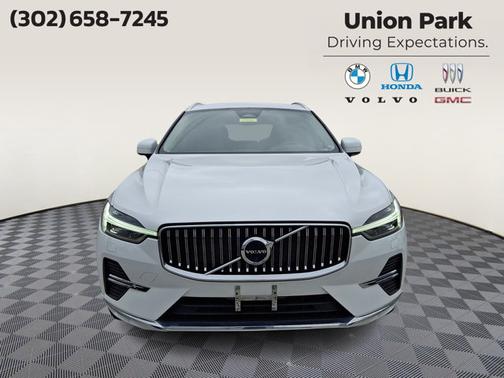 Crystal White Metallic 2023 Volvo XC60 Plus Bright Theme