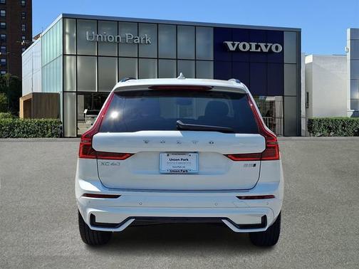 Crystal White Metallic 2026 Volvo XC60 Core