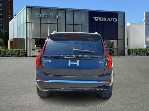 Onyx Black Metallic 2026 Volvo XC90 Plus