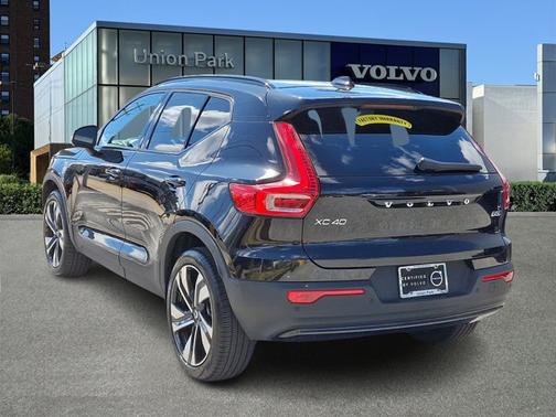 2024 Volvo XC40 Plus Dark Theme