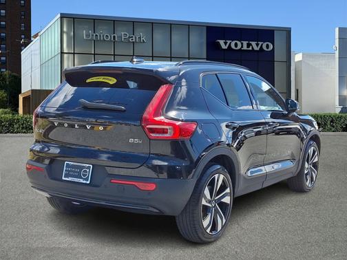 2024 Volvo XC40 Plus Dark Theme